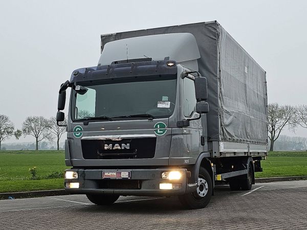 MAN 8.220 TGL MANUAL LIFT AIRCO